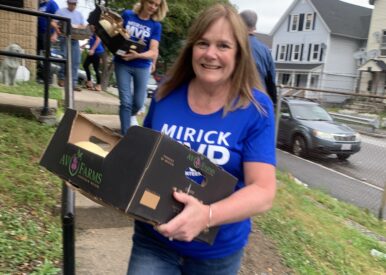 Attorney Jen Flanagan joined Mirick colleagues to volunteer at El Buen Samaritano Food Project.